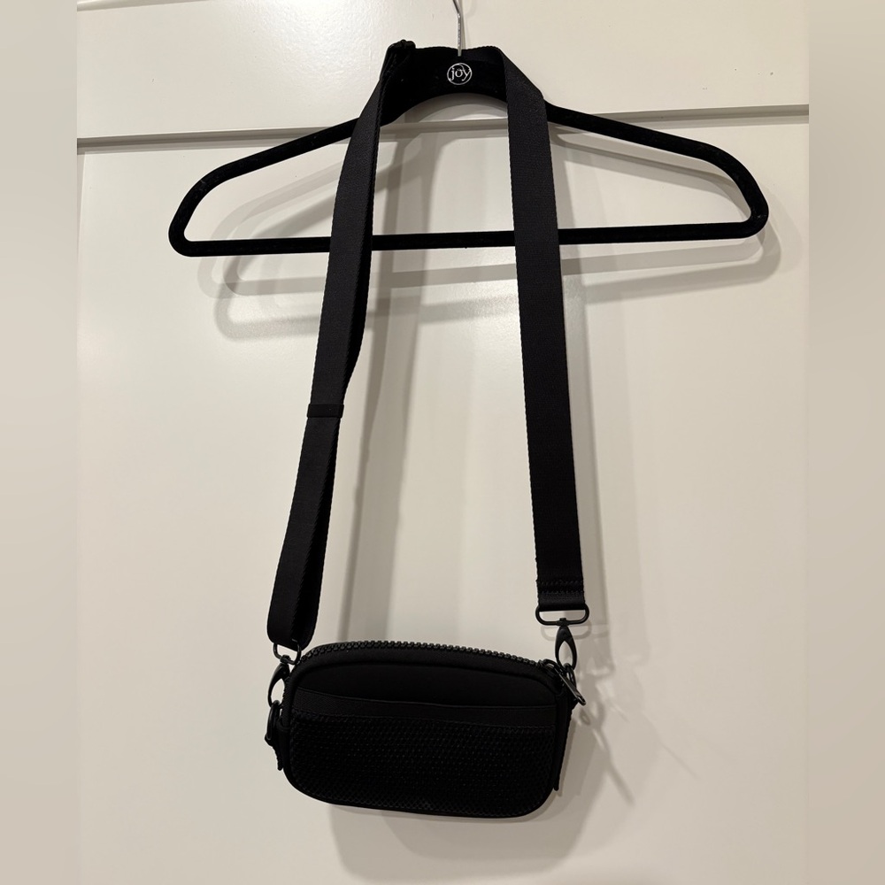 Quince All-Day Neoprene Phone Sling Black belt bag Crossbody